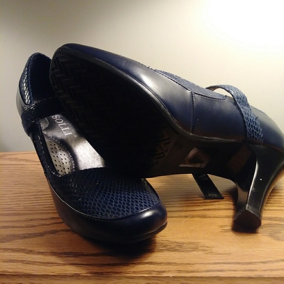 Rosolli Navy Heels - Picture 7 of 11